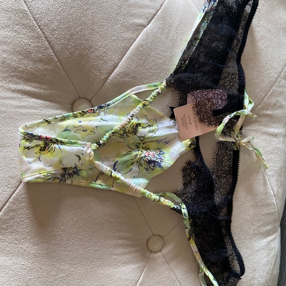 Victoria’s Secret Low Rise Cheekini - Picture 2 of 2